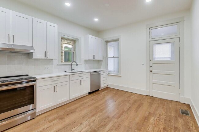 Building Photo - 2241 W Eastwood Ave