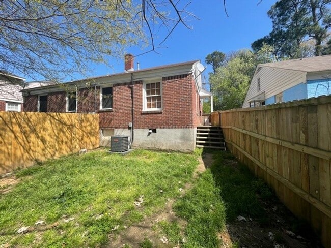 Building Photo - 1 bedroom duplex with washer and dryer