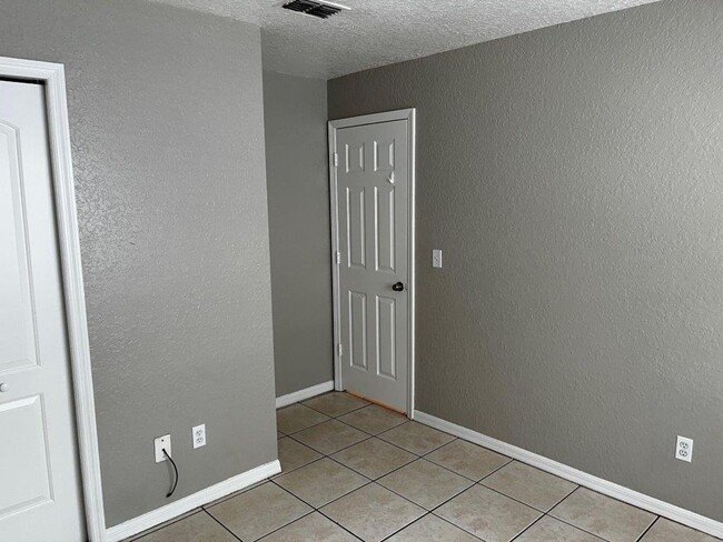 Building Photo - 354 Pearlwood St