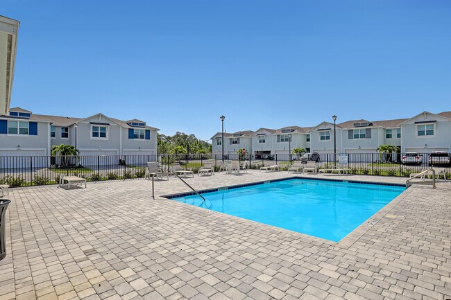 Building Photo - 5648 SE Edgewater Cir