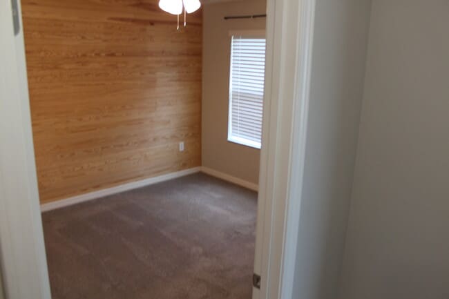 Building Photo - 10537 Lake Montauk Dr