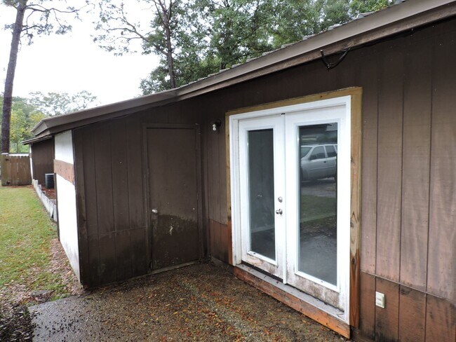 Building Photo - Convenient Northeast location!