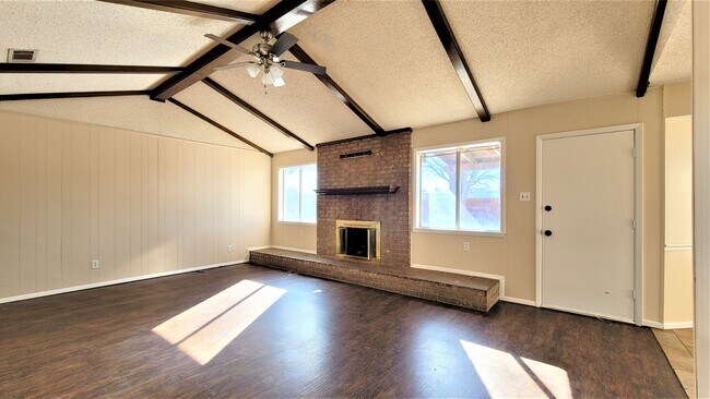 Building Photo - Fabulous home in lovely, convenient neighborhood