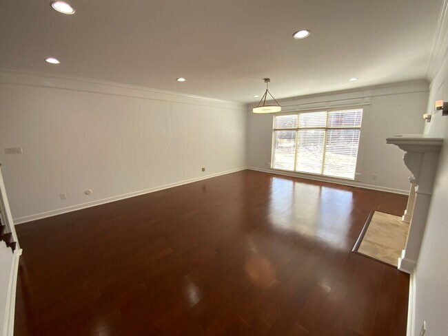 Building Photo - 123 Courts Ln