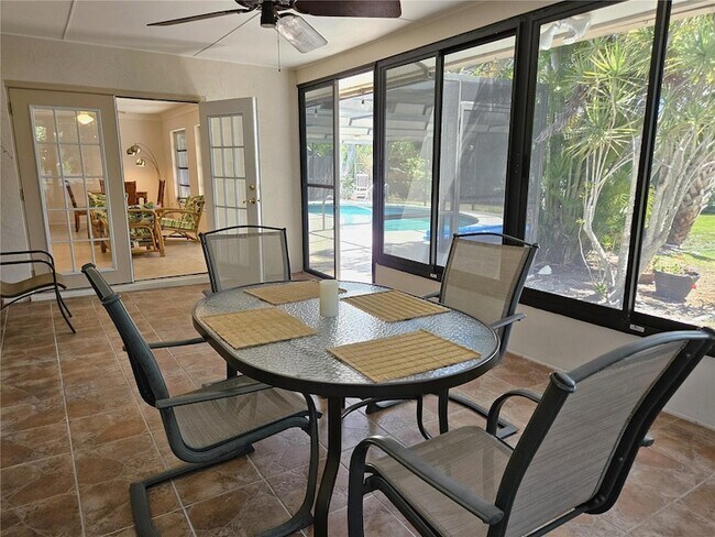 Building Photo - 492 E Shade Dr