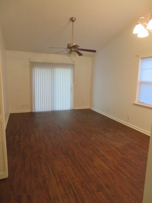 Building Photo - Lakemont