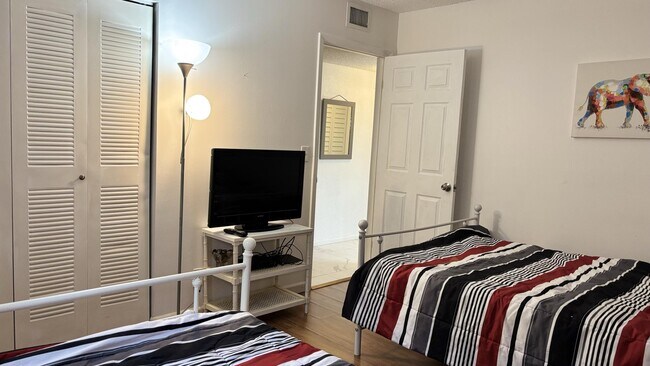 Building Photo - 5130 Las Verdes Cir