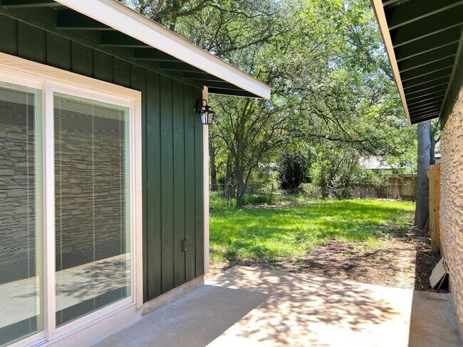 Building Photo - 2305 Western Trails Blvd