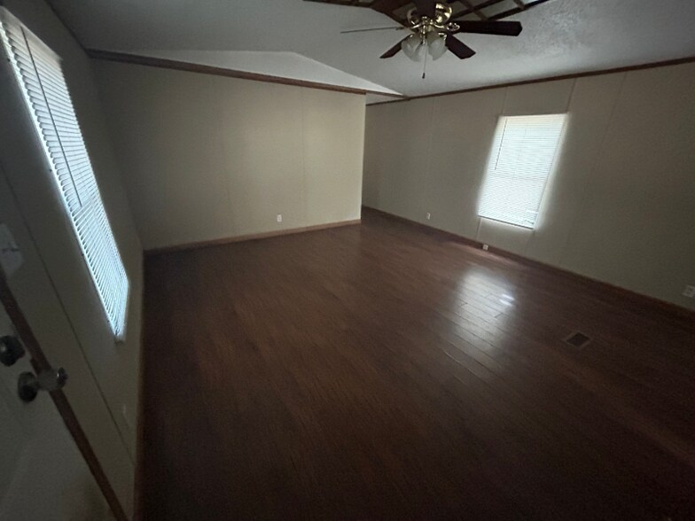 Building Photo - 1096 Clara Ln