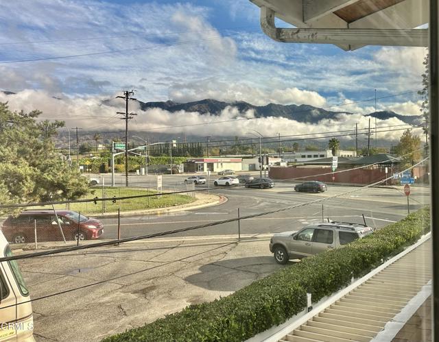 Building Photo - 2143 N Windsor Ave