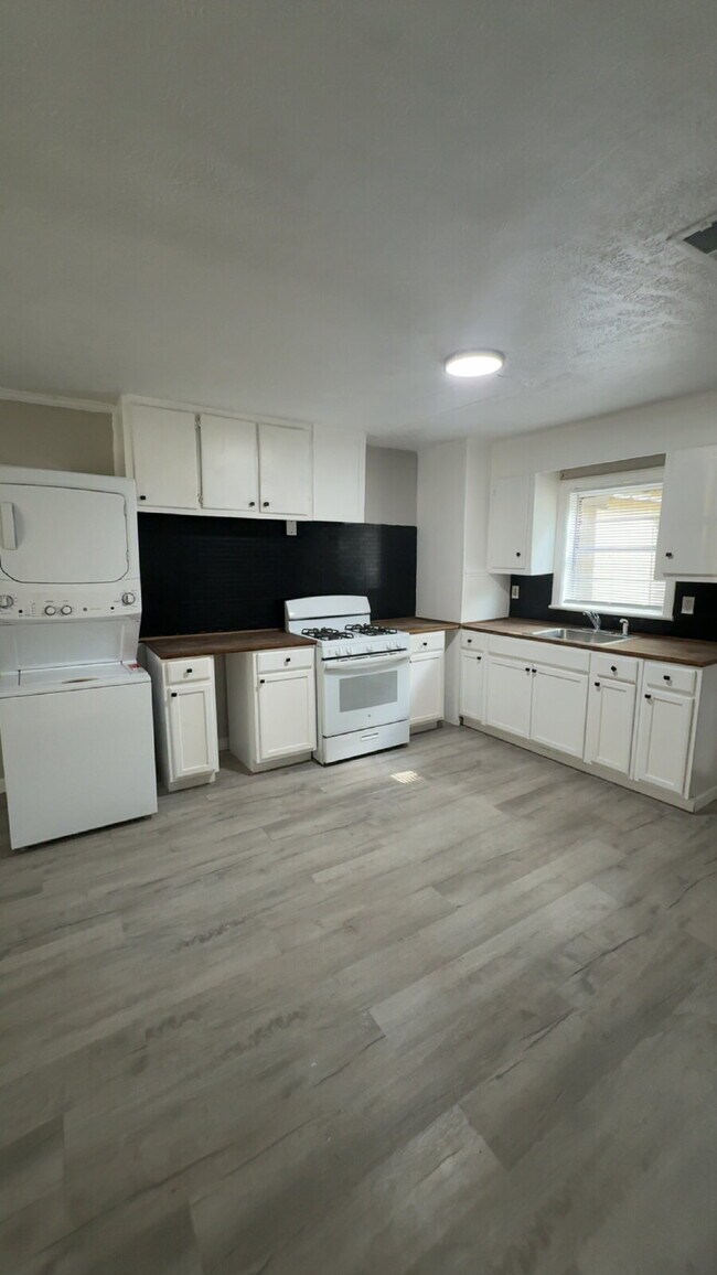 Building Photo - 305 Valentour Rd
