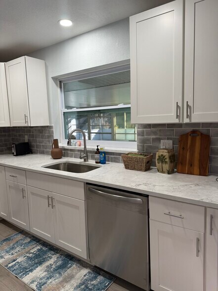 Building Photo - 154 SE Selva Ct