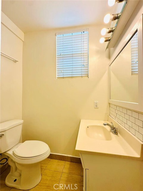 Building Photo - 400 E Fernfield Dr