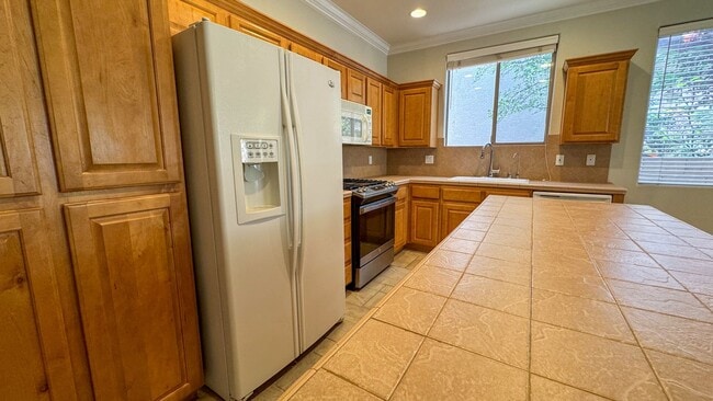 Building Photo - Discover your dream home in the heart of H...