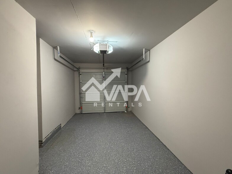 Building Photo - 351 Addax Dr