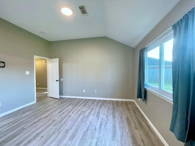 Building Photo - 6935 Creek Village Dr