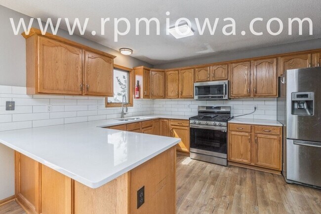 Building Photo - GREAT LOCATION!! 4 Bedroom, 3.5 Bathroom Home in West Des Moines