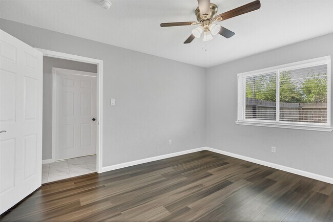 Building Photo - 6923 Creek Village Dr