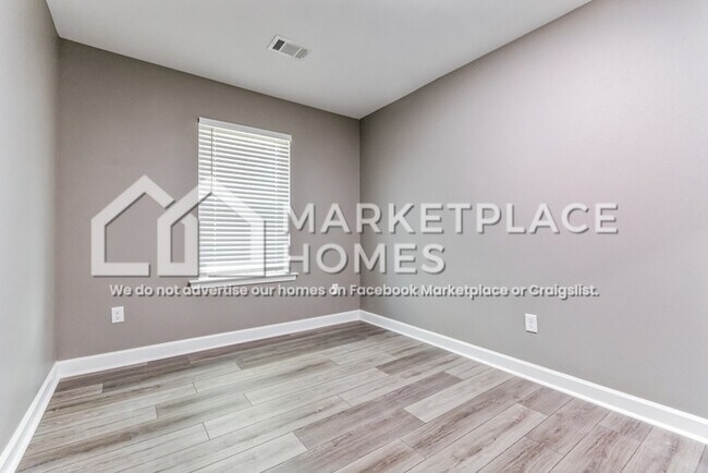 Building Photo - 1519 W 15th St