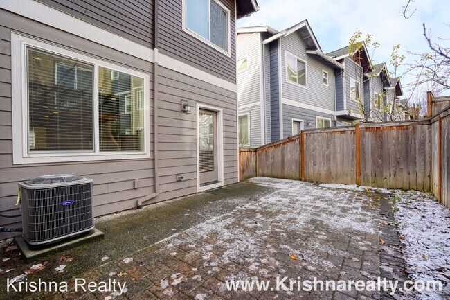 Building Photo - 3 br, 2.5 bath House - 10571 NE Park Ridge...