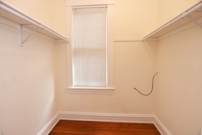 Building Photo - -- AVAILABLE 05/26/2026 -- MUSEUM DISTRICT CHARMER! 2 CAR GARAGE