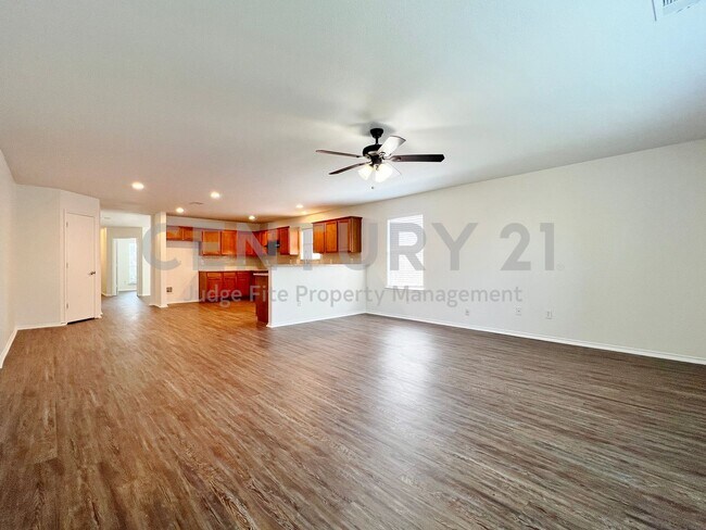 Building Photo - Recently Updated 3/2/2 Home Located in Nor...