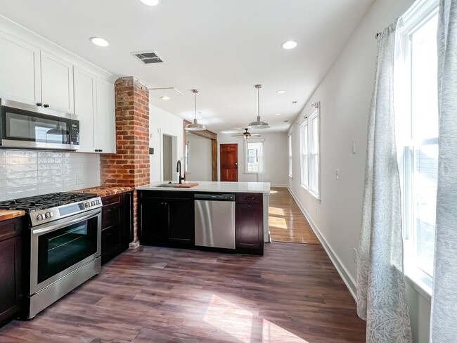 Building Photo - Renovated Oakwood Gem with Modern Amenitie...