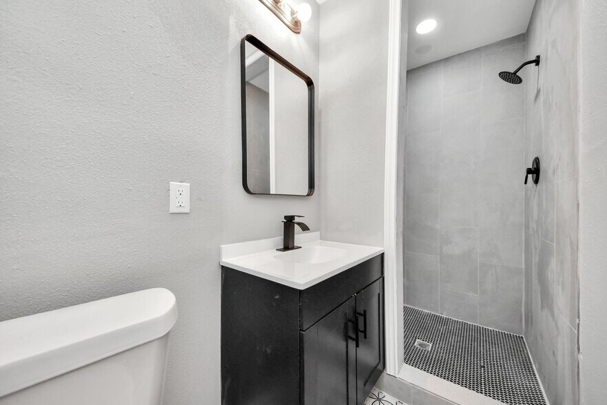 Building Photo - 710 Canary Cir