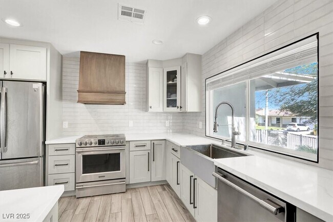 Building Photo - 1600 Eaton Dr