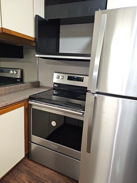 Building Photo - 8801 Schneider Ave