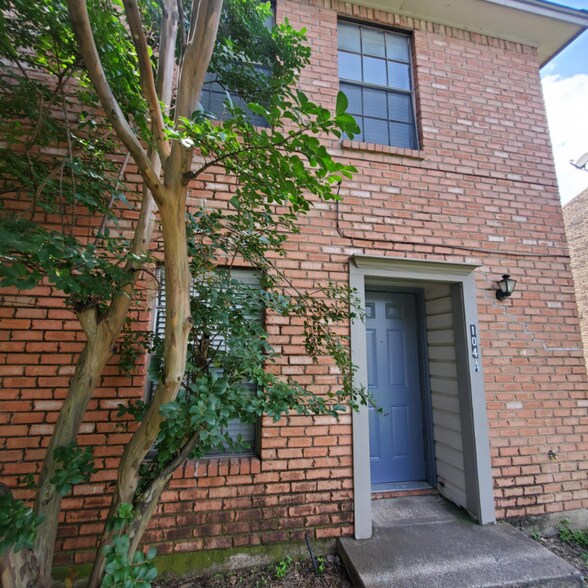 Building Photo - 109 S Las Vegas Trail