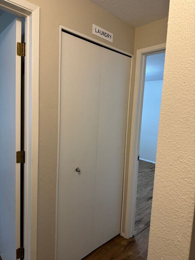 Building Photo - Spacious 2br/1.5ba 2-level Apt with washer/dryer included