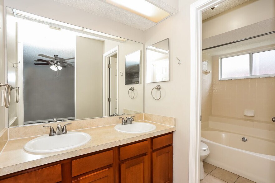 Building Photo - 9260 Topohill Ct