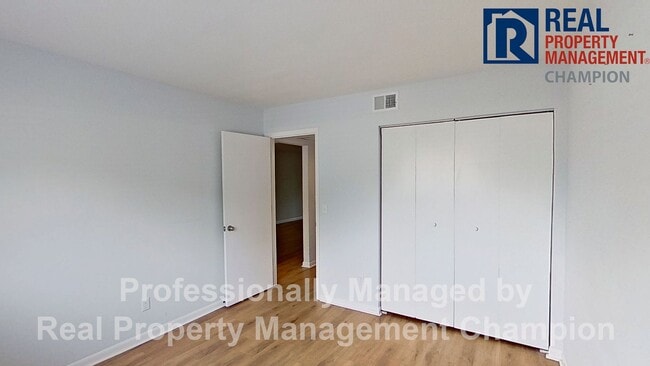Building Photo - 2 BD/2 BA Ground Floor Condo in Holly Tree w/Community Pool