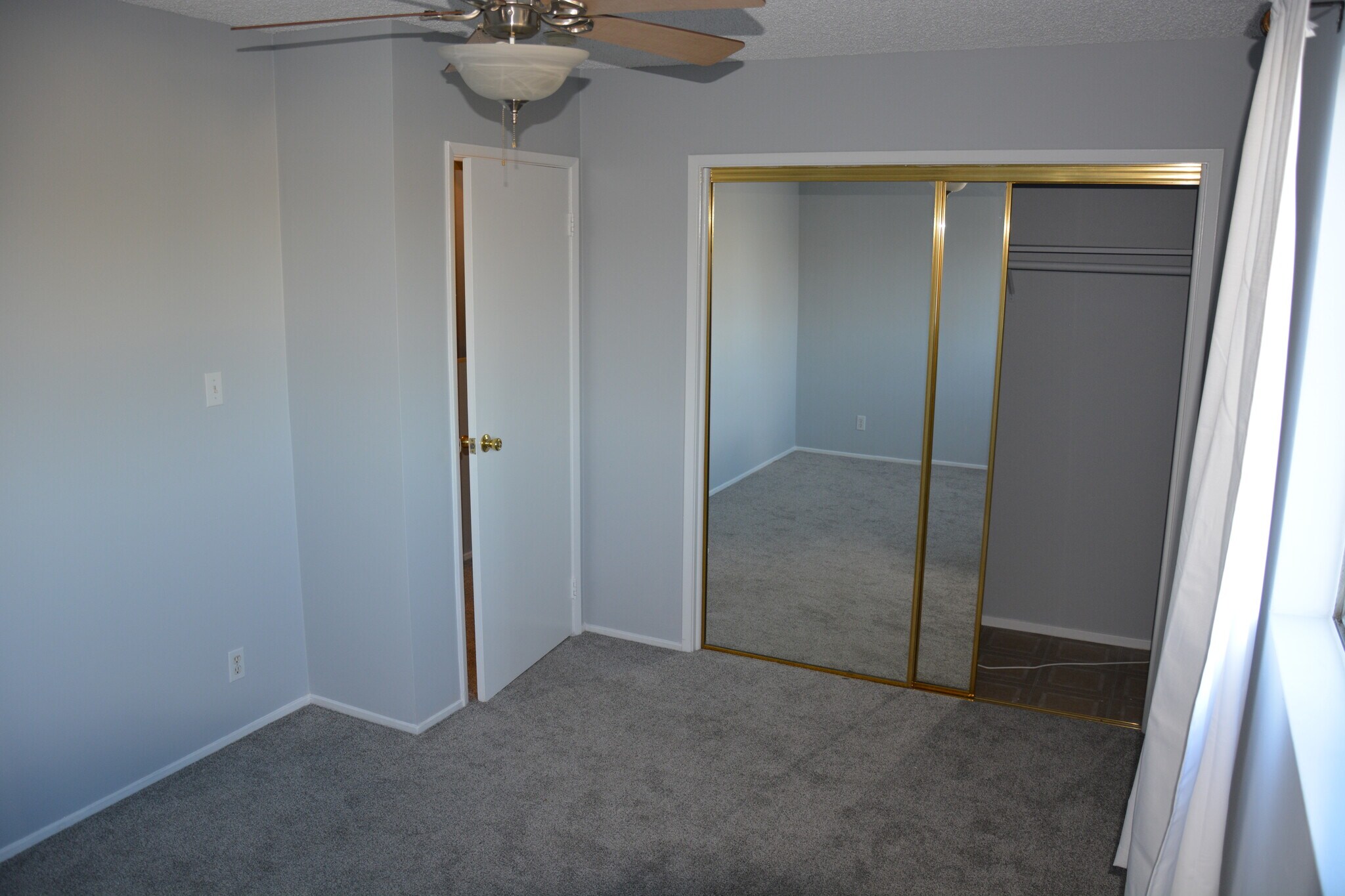 Queen Bedroom - 5529 Cartwright