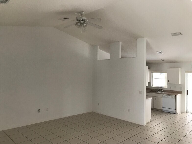 Building Photo - 9 Rainbow Ln