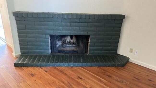 Building Photo - Turnkey Halfplex Home, Ready For New Occup...