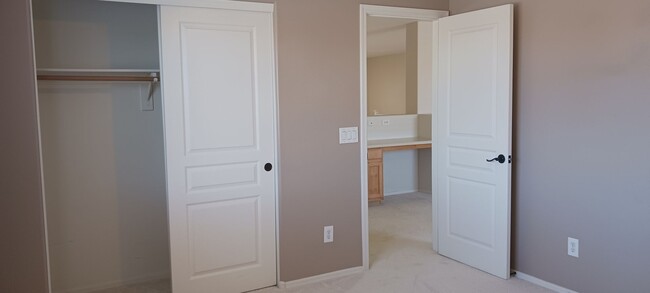 Building Photo - Spacious Two Story 4 Bed/3 Bath with Large...