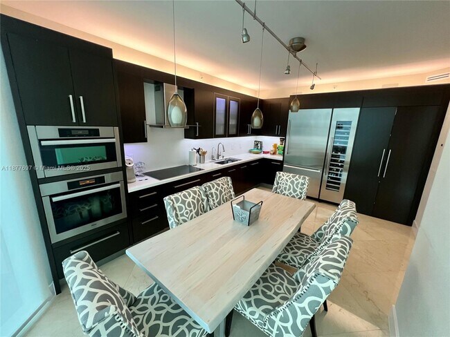 Building Photo - 300 South Pointe Dr