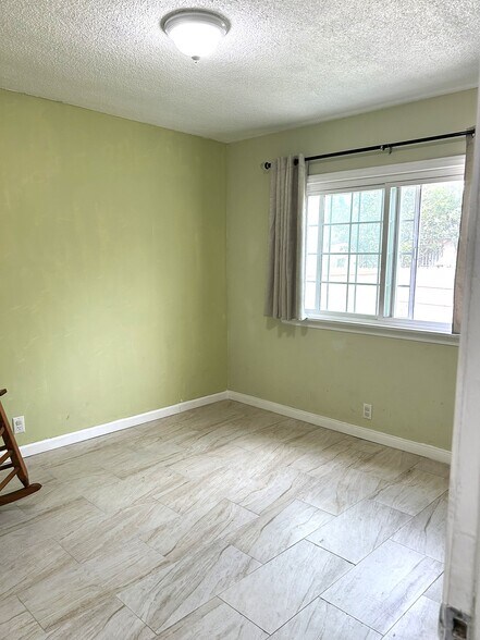 Building Photo - 10832 Mansel Ave