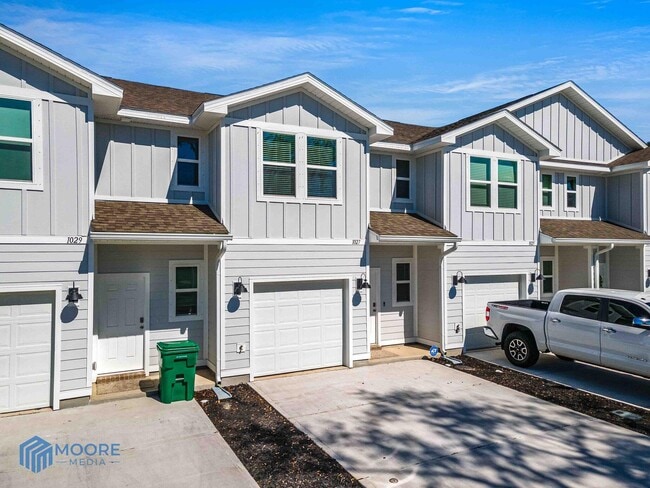 Building Photo - 1027 McLaren Cir