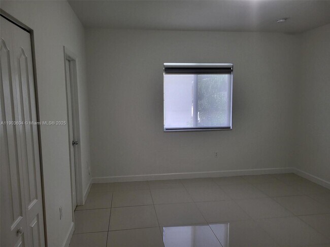 Building Photo - 1027 SW 11th Ave