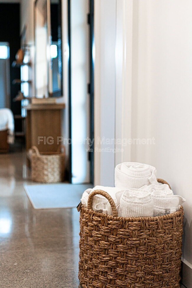 Building Photo - 3415 N Broadway