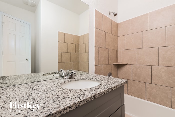 Building Photo - 10650 Vinateros Dr