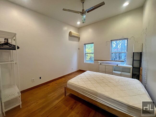 Building Photo - 1886 4BR 2BA Townhouse Duplex Renovated by...