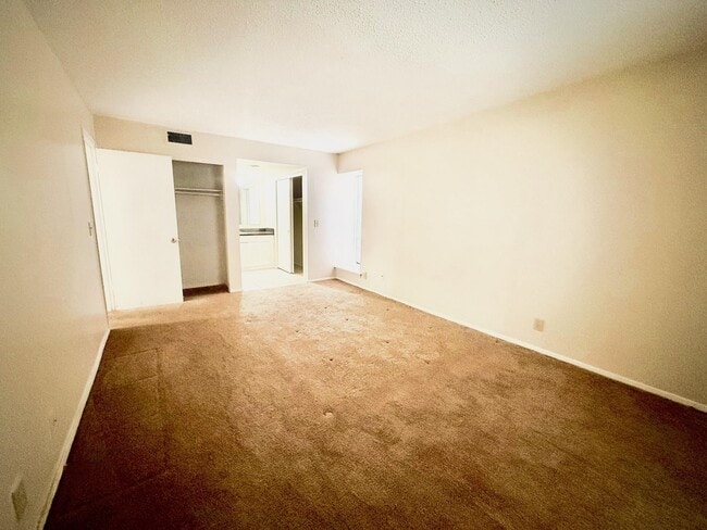 Building Photo - 6571 Poplar Ave