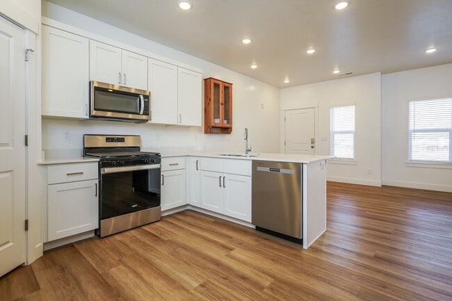 Building Photo - Spacious 3-Bed, 2.5-Bath Pet-Friendly Home with Central Air & 2-Car Garage! - Available NOW!