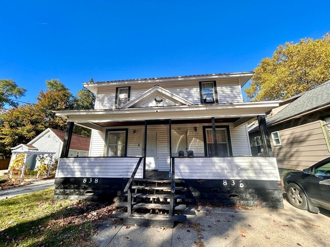 Primary Photo - Grand 836/838