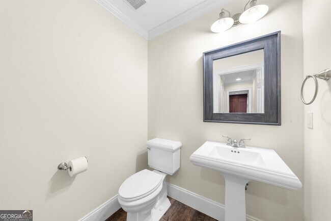 Building Photo - 1911 Fairway Cir NE