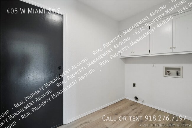 Building Photo - 405 W Miami St